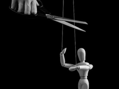 미국 캘리포니아주에서는 열여섯 살 애덤 레인이 사망한 뒤, 부모가 오픈AI 등을 상대로 손해배상 소송을 제기했다. 챗GPT가 아들의 자살 계획을 구체화하는 데 도움을 줬고, 이를 막을 보호장치도 충분하지 않았다는 주장이다. 사진=게티이미지