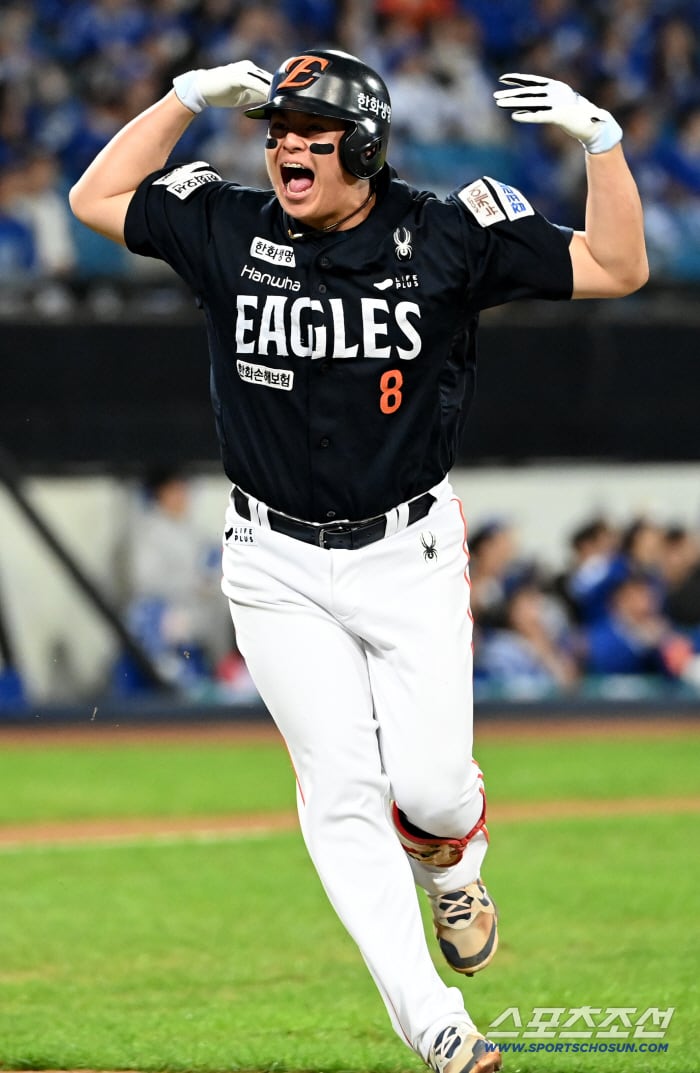 21일 대구 삼성라이온즈파크에서 열린 한화와 삼성의 플레이오프 3차전, 5회초 2사 3루 한화 노시환이 재역전 2점홈런을 치고 환호하고 있다. 대구=허상욱 기자wook@sportschosun.com/2025.10.21/