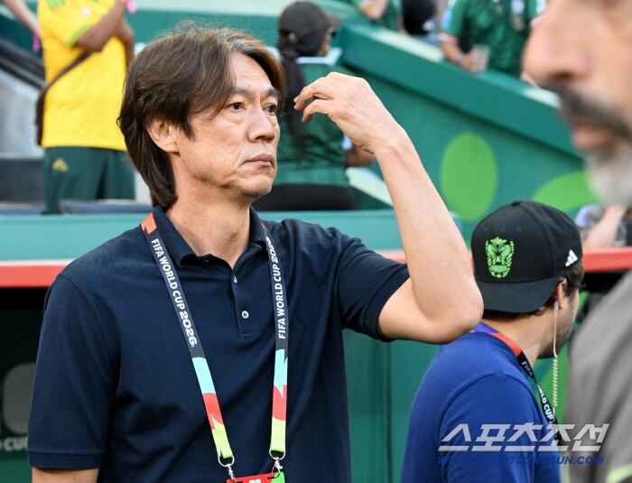 25일(한국시각) 멕시코 몬테레이 인근 과달루페의 에스타디오 몬테레이에서 열린 2026 북중미 월드컵 대한민국과 남아공의 경기. 경기 전 경기 시작을 기다리는 홍명보 감독의 모습. 과달루페(멕시코)=허상욱 기자wook@sportschosun.com/2026.06.25/