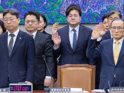 위성락 국가안보실장(앞줄 오른쪽), 하준경 청와대 정책실장(앞줄 왼쪽)을 비롯한 대통령비서실, 국가안보실, 대통령경호처 관계자들이 29일 국회에서 열린 국정감사에 출석해 증인 선서를 하고 있다./연합뉴스
