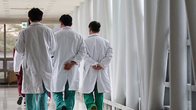서울 시내의 한 대학병원에서 의료진이 발걸음을 옮기고 있다./뉴스1