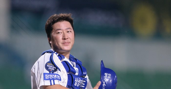 Choi Hyoung-woo's Defense Secures Postseason Left Field - 조선일보