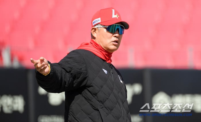 13일 광주 기아챔피언스필드에서 열린 KIA 타이거즈와 SSG 랜더스의 시범경기. SSG 이숭용 감독이 훈련을 지켜보고 있다. 광주=박재만 기자 pjm@sportschosun.com/2026.03.13/