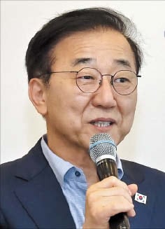 폰테크 달인 김윤덕 “가덕도 신공항 工期, 7년 고수 않겠다”