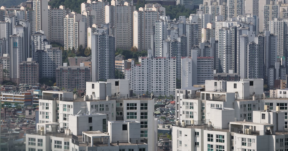 Photograph accompanying Seoul's 87-week apartment price run speeds up for the first time in six weeks