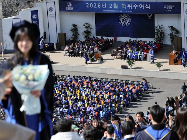 South Korean Graduates Mark New Beginnings