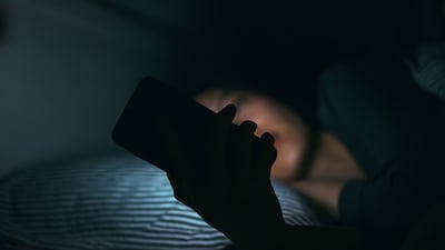 어두운 침실서 휴대폰 보다 눈 통증·두통… 동공 커져서 생기는 급성 녹내장일 수도