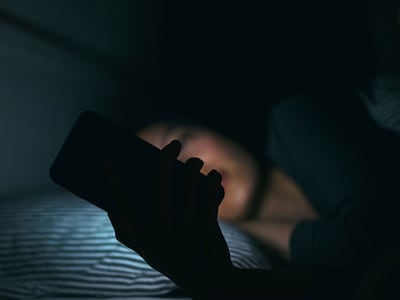 어두운 침실서 휴대폰 보다 눈 통증·두통… 동공 커져서 생기는 급성 녹내장일 수도
