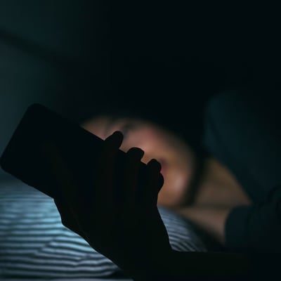 어두운 침실서 휴대폰 보다 눈 통증·두통… 동공 커져서 생기는 급성 녹내장일 수도