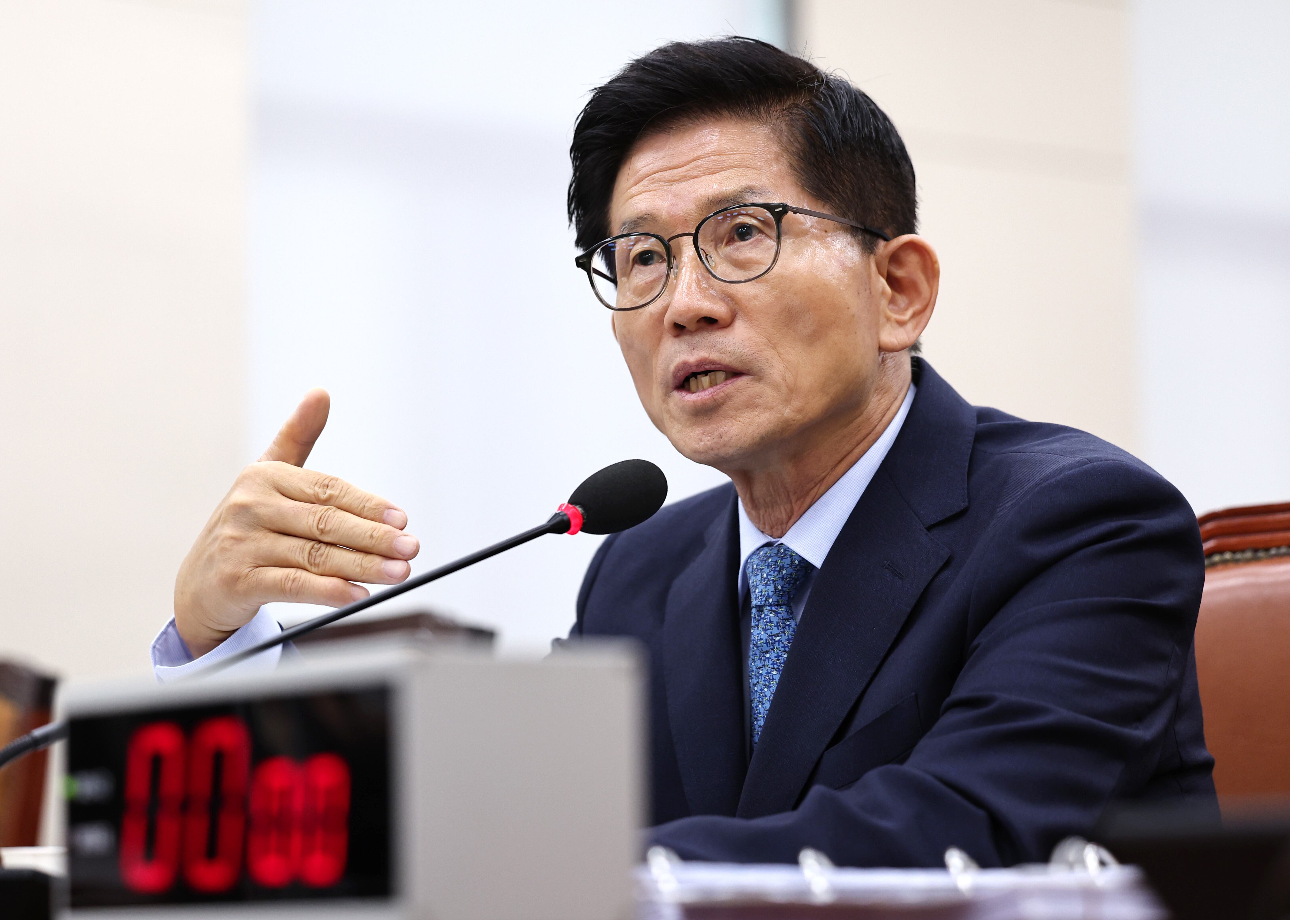 김문수 고용노동부 장관 후보자가 26일 오후 서울 여의도 국회에서 열린 환경노동위원회의 인사청문회에서 질의에 답변하고 있다. /뉴스1