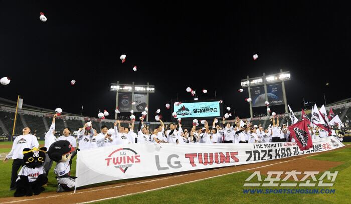 1일 잠실구장에서 정규리그 우승을 확정 지은 LG 트윈스 선수들이 환호하고 있다. 잠실=박재만 기자 pjm@sportschosun.com/2025.10.01