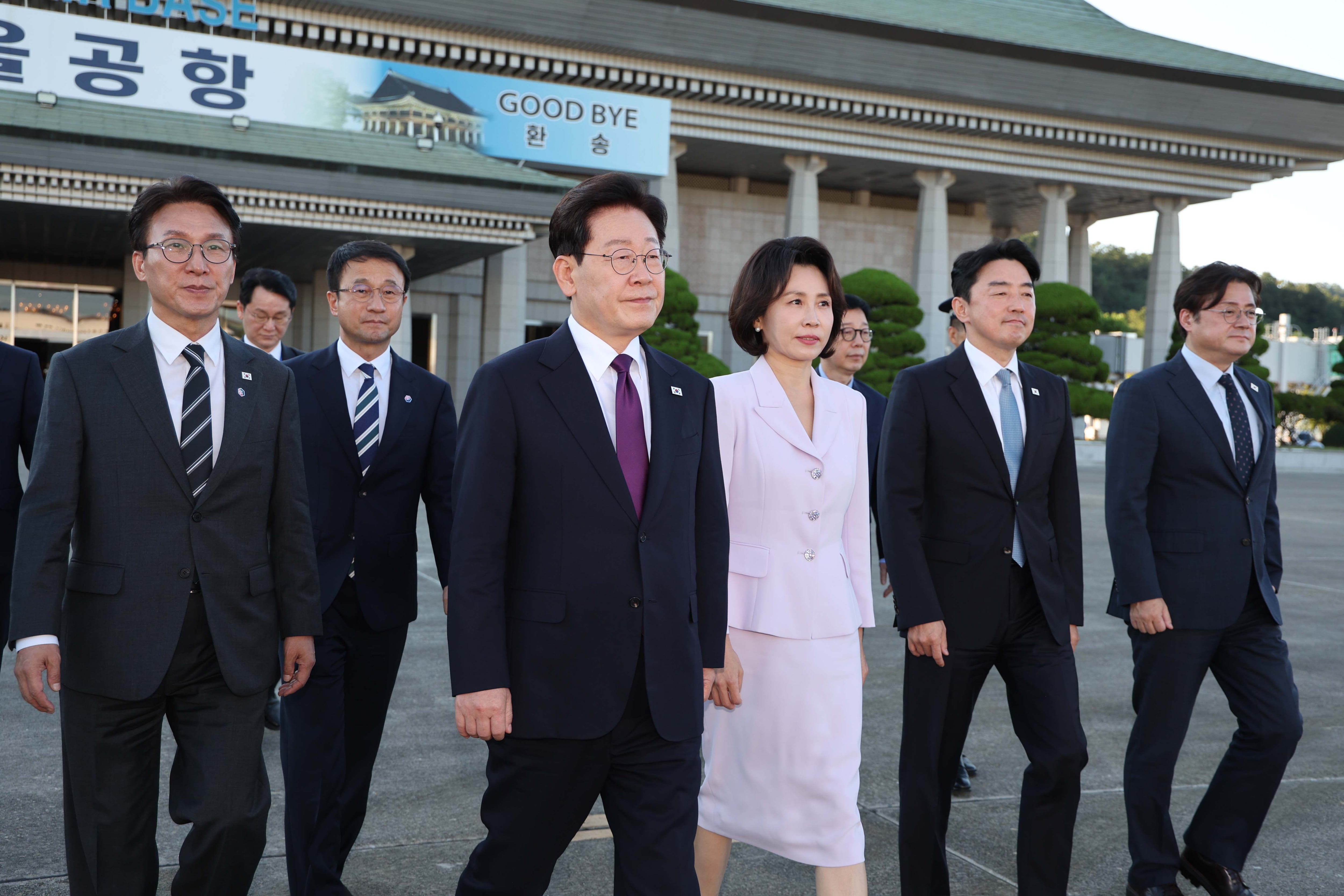 유엔 총회 참석차 뉴욕을 방문하는 이재명 대통령과 김혜경 여사가 21일 경기 성남 서울공항에서 공군 1호기로 향하고 있다. 왼쪽부터 김민석 더불어민주당 대표, 한병도 원내대표, 이재명 대통령, 김혜경 여사, 강훈식 비서실장, 홍익표 정무수석./뉴시스
