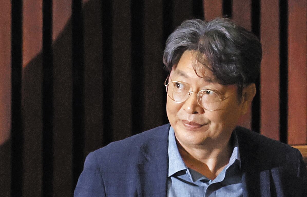 보좌관 명의로 주식거래를 한 의혹을 받는 더불어민주당 이춘석 의원이 5일 국회 본회의에 출석해 방송법 개정안에 대한 투표한 뒤 이동하고 있다./연합뉴스