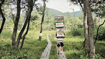 화산이 만든 천상의 습지… 100㎏ 짐 메고 목도를 걷는 ‘짐꾼 수행자’를 만나다