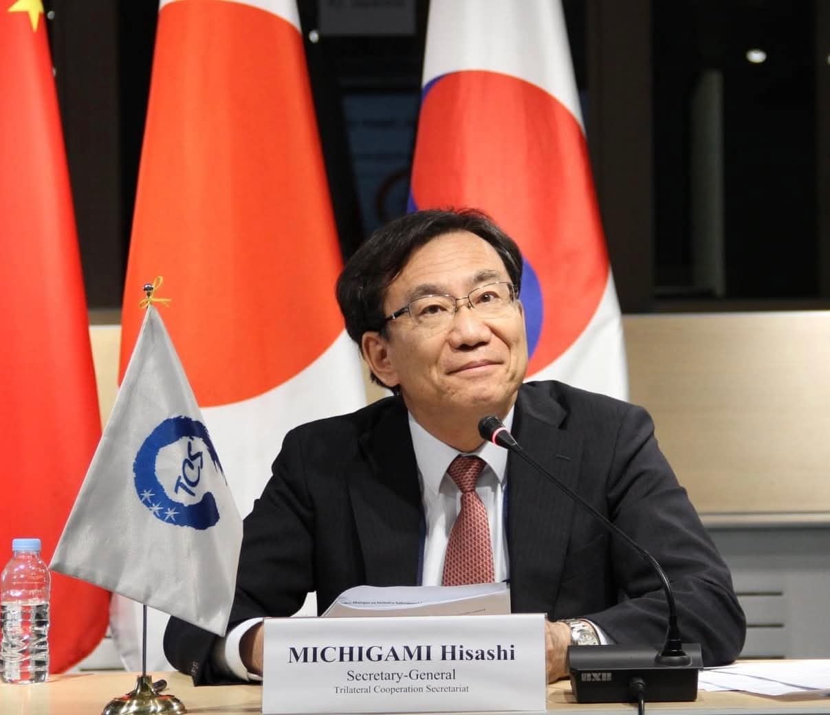 최근 은퇴한 미치가미 히사시 주불가리아 일본대사는 1980년대 서울대 유학을 포함 한국에 5차례, 10년 넘게 살면서 한국사회를 향해 공개적으로 충고해왔다. 이 때문에