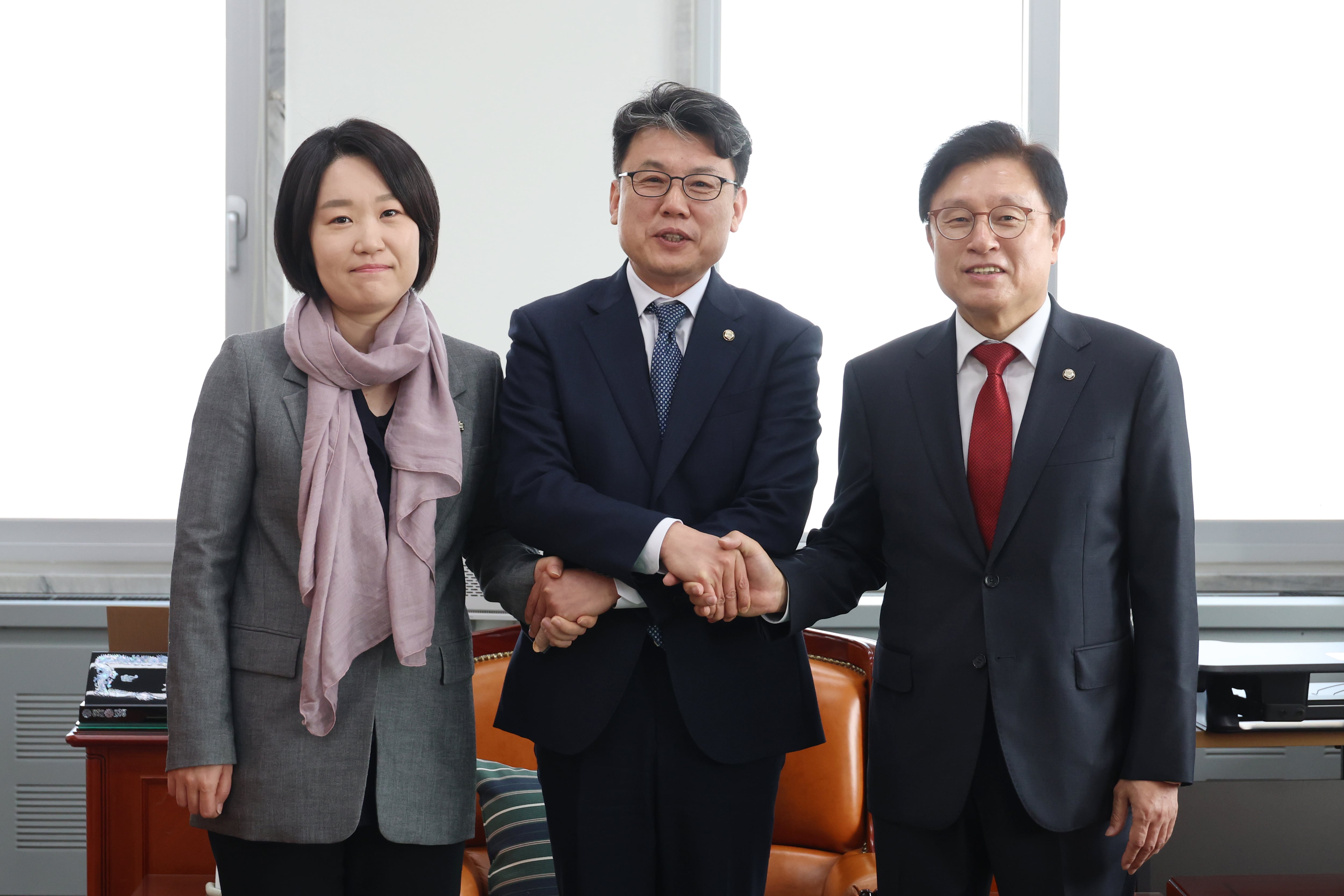 여야, 추경 심사 일정 이견...민주 “4월 초” 국힘 “대정부질문 먼저”