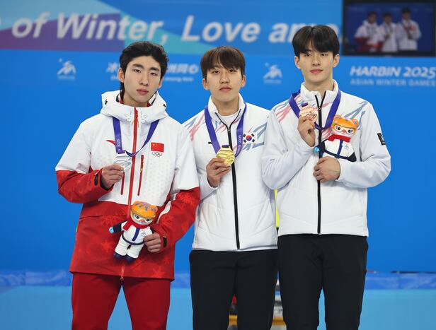 8일 중국 하얼빈 헤이룽장 빙상훈련센터 다목적홀에서 열린 하얼빈 동계아시안게임 쇼트트랙 남자 1500m 시상식에서 박지원이 금메달을 목에 걸고 포즈를 취하고 있다. 왼쪽은 은메달을 획득한 중국 린샤오쥔(한국명 임효준). 오른쪽은 동메달을 차지한 장성우. /연합뉴스