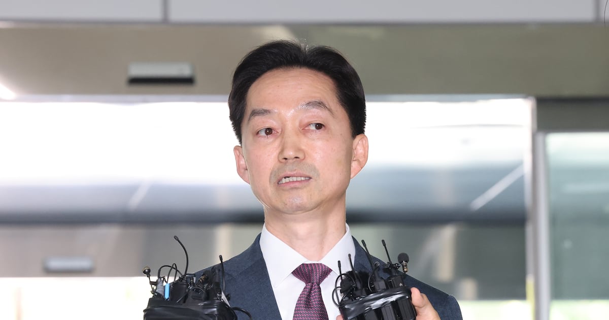President Lee's 'Kim Ji-yong Dilemma': Pushing ahead angers hardliners, withdrawing hurts leadership