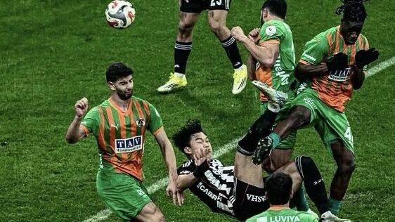 오현규(가운데)가 9일 베식타시 데뷔전에서 오버헤드킥 골을 성공시키고 있다. /인스타그램