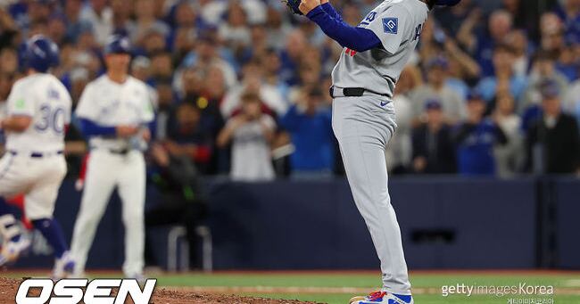 WS 7차전 직후 동료들과 기뻐하는 야마모토 요시노부