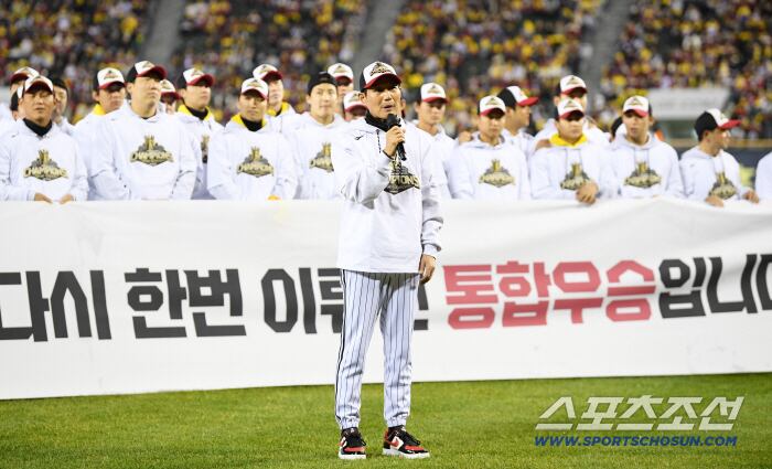 '한국시리즈 통합우승 IN 잠실' 행사가 1일 잠실구장에서 열렸다. LG 염경엽 감독이 팬들과 함께 우승의 기쁨을 만끽하고 있다. 잠실=박재만 기자 pjm@sportschosun.com/2025.11.01