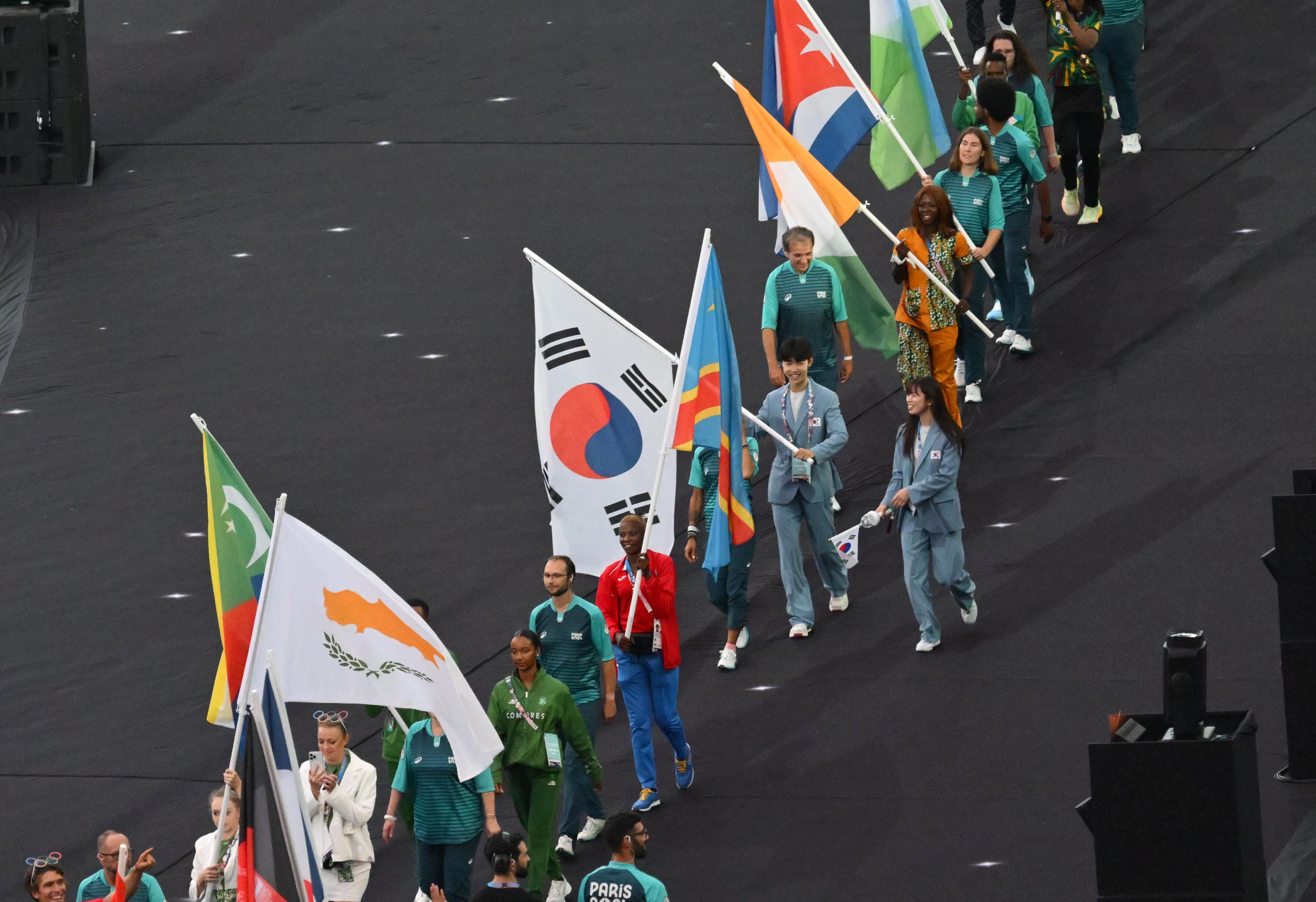 지난 2024년 파리 올림픽 폐막식에서 태권도 박태준과 복싱 임애지가 태극기를 들고 입장하고 있다. /올림픽사진공동취재단