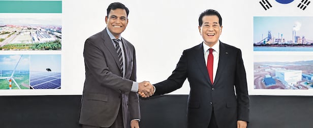 POSCO Group Chairman Chang In-hwa, right, shakes hands with Sajjan Jindal, Managing Director of India’s largest steelmaker JSW Group, after signing a memorandum of understanding in October 2024 to collaborate on steel, battery materials and renewable energy./POSCO Group