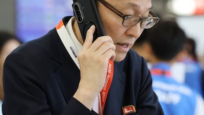 北배지 가슴에 달고, 손엔 삼성 갤럭시폰?