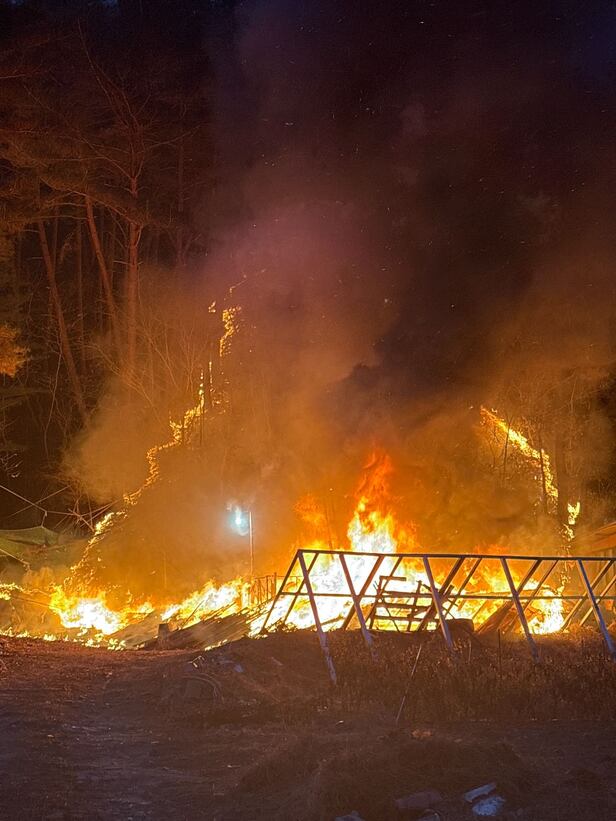 산불 확산 방지를 위해 진화 중인 당국