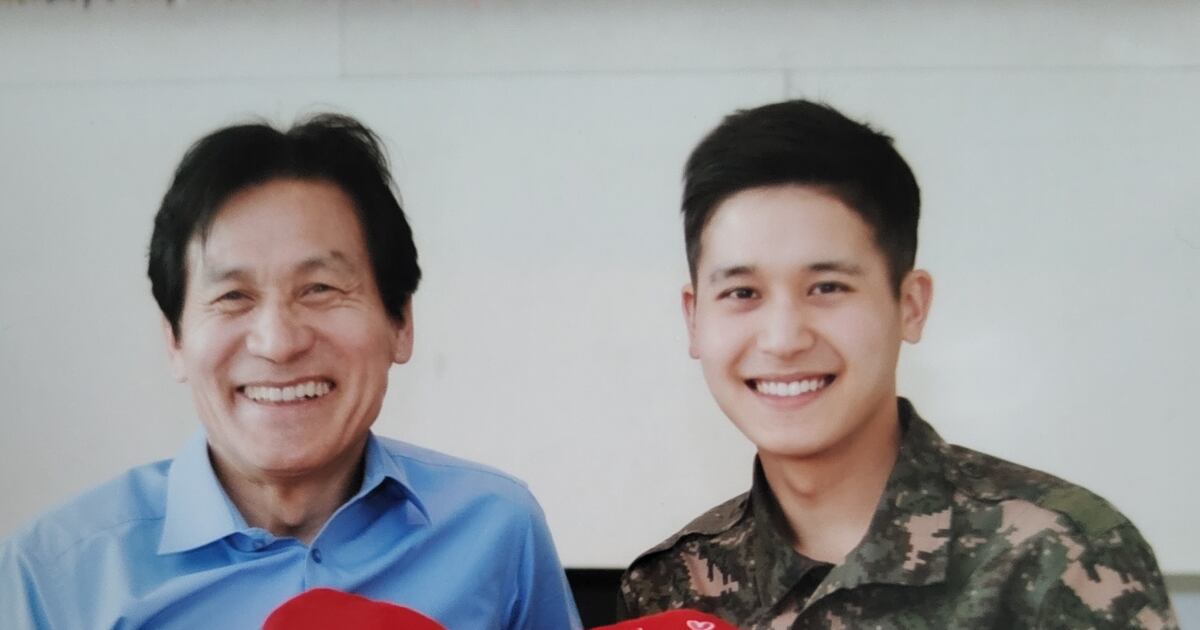 故 안성기 20년 된 턱시도, 아들이 입고 공로상 대리 수상