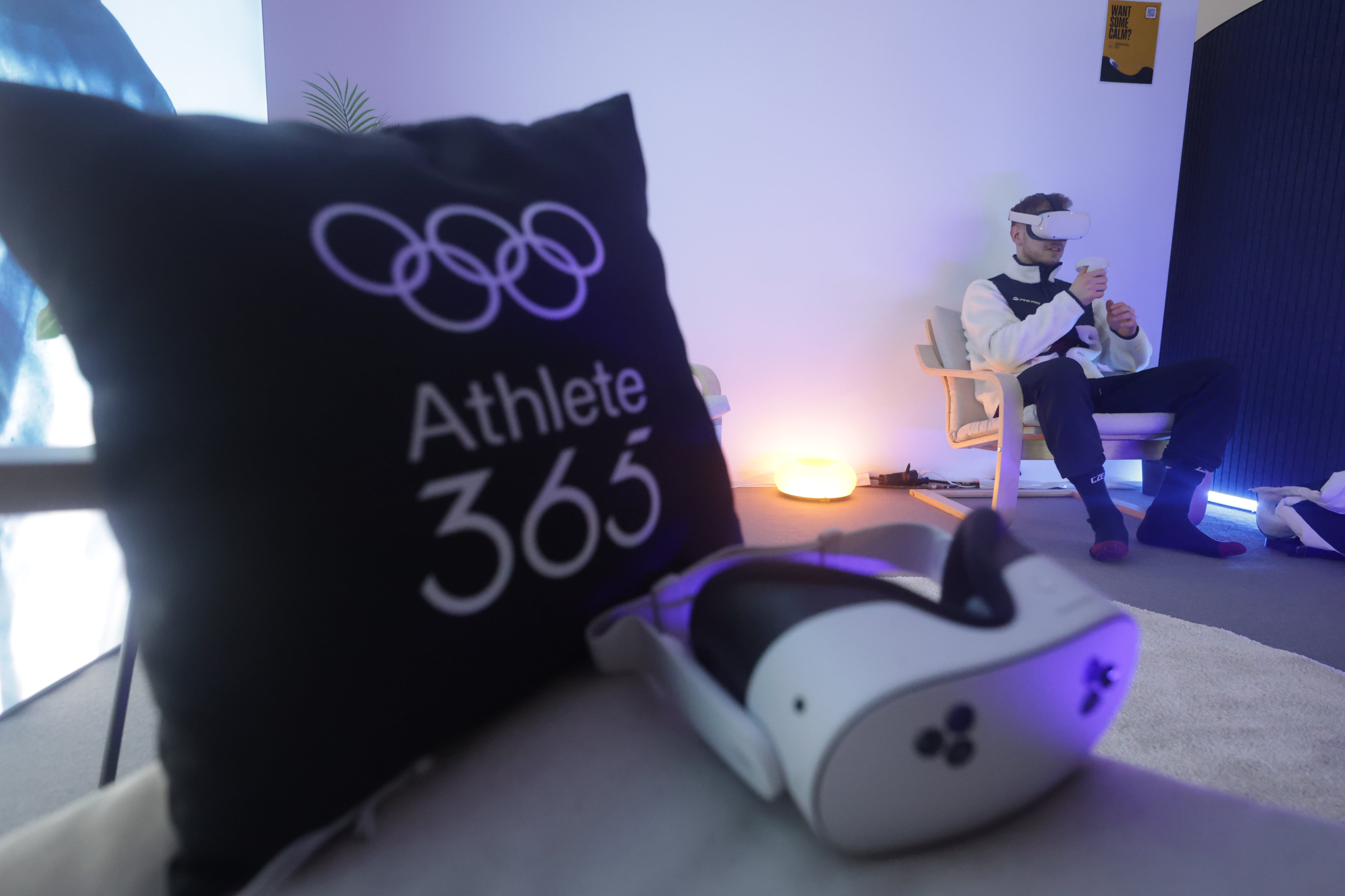 3일 오후(현지시간) 이탈리아 밀라노 올림픽 선수촌 미디어 개방 행사가 열리면서 VR 명상존에서 한 피겨 선수가 VR 기기를 체험하고 있다. /장련성 기자