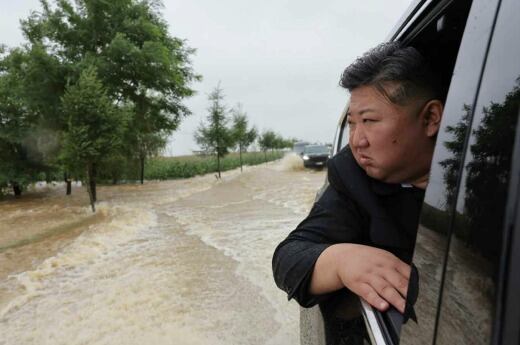 김정은 북한 국무위원장이 28일 평안북도 신의주시와 의주군의 홍수 피해 현장 방문길에 SUV에 탑승한 채 피해 지역을 살펴보고 있다. /조선중앙통신
