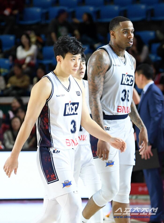 4일 잠실학생체육관에서 열린 프로농구 서울 SK와 부산 KCC의 경기. 패한 KCC 선수들이 아쉬워하고 있다. 잠실=박재만 기자 pjm@sportschosun.com/2025.11.04