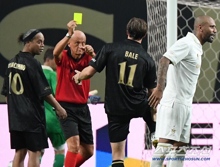 '2025 아이콘매치: 창의 귀환, 반격의 시작'이 14일 오후 서울 상암월드컵경기장에서 열렸다. 콜리나 주심이 FC 스피어 베일의 시뮬레이션 액션에 대해 경고를 주고 있다. 상암=정재근 기자 cjg@sportschosun.com/2025.9.14