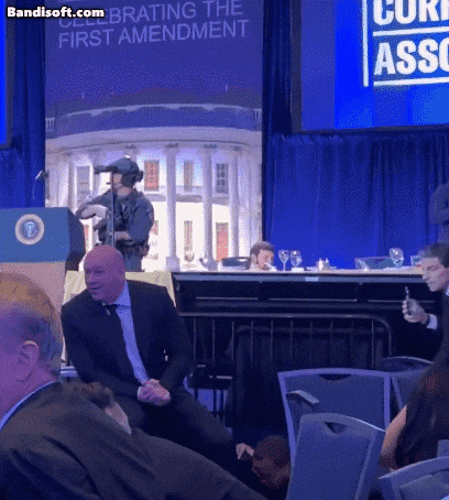 UFC 데이나 화이트 회장이 의자에 앉아서 주변을 두리번 거리고 있다./엑스