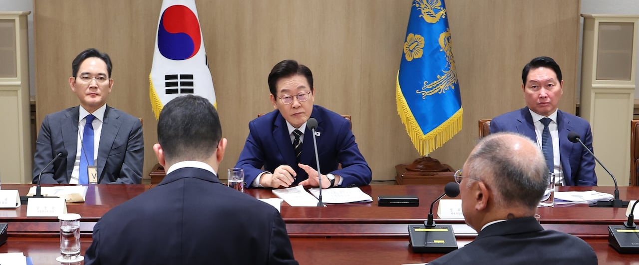 지난 11월 16일 용산 대통령실에서 열린 한미 관세협상 후속 민관 합동회의에서 이재명 대통령과 재계 대표들이 대화를 나누고 있다. 윗줄 왼쪽부터 여승주 한화그룹 부회장, 이재용 삼성전자 회장, 이 대통령, 최태원 SK그룹 회장, 정기선 HD현대 회장. 아랫줄 왼쪽부터 김정관 산업통상부 장관, 구광모 LG그룹 회장, 정의선 현대차그룹 회장, 서정진 셀트리온 회장. /연합뉴스