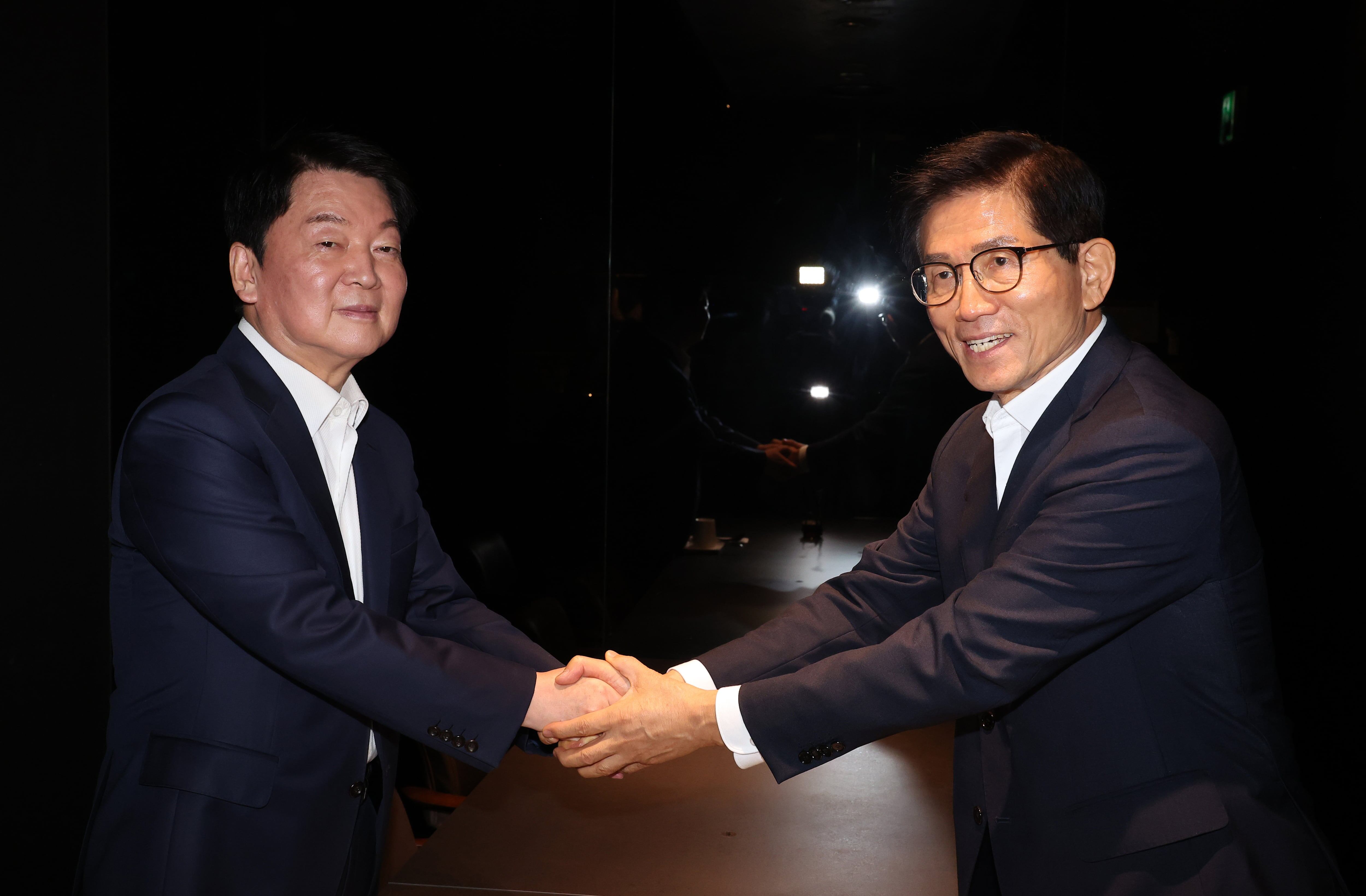 국민의힘 김문수 당 대표 후보와 안철수 의원이 23일 서울 여의도의 한 식당에서 만나고 있다. /연합뉴스