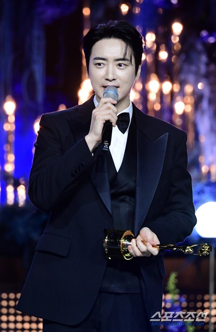 제4회 청룡시리즈어워즈(Bluedragon Series Awards)가 18일 인천 파라다이스시티에서 열렸다. 업비트 인기스타상을 수상한 이준혁이 수상 소감을 말하고 있다. 인천=허상욱 기자 wook@sportschosun.com/2025.07.18