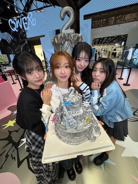2qwer QWER Marks Second Anniversary as Global 'Favorite Band' with Chart Success