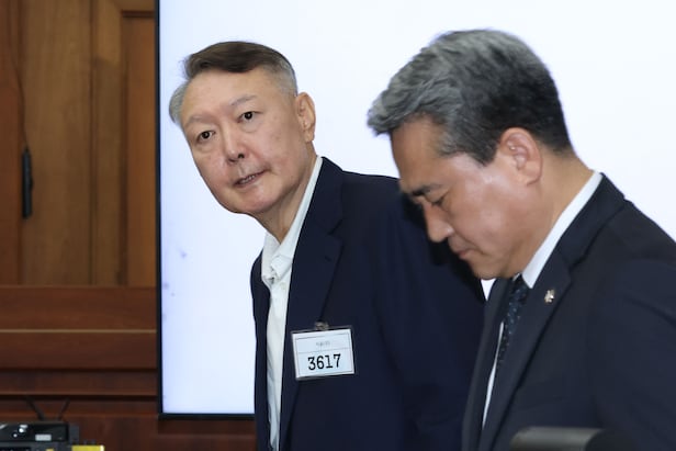 윤석열 전 대통령이 26일 서울 서초동 서울중앙지법에서 열린 특수공무집행방해 혐의 재판에 출석하고 있다. /사진공동취재단