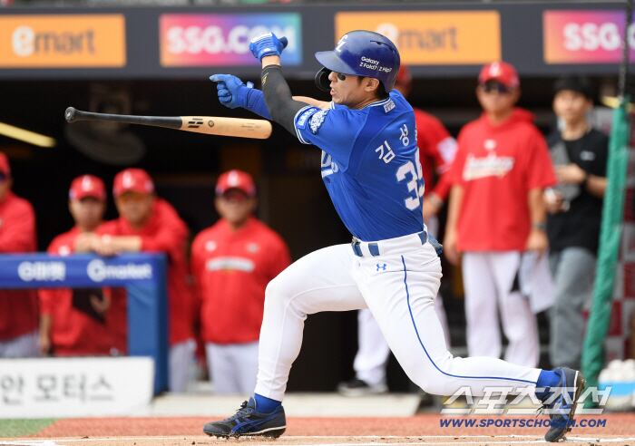 11일 인천SSG랜더스필드에서 열린 SSG와 삼성의 준PO 2차전. 1회초 1사 삼성 김성윤이 헛스윙 후 배트를 놓치고 있다. 인천=박재만 기자 pjm@sportschosun.com/2025.10.11