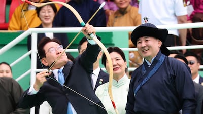 활 시위 당긴 李대통령... 몽골 방문 마치고 귀국길