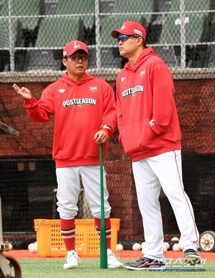 11일 인천SSG랜더스필드에서 열린 SSG와 삼성의 준PO 2차전. SSG 조동화 코치와 이숭용 감독이 대화를 나누고 있다. 인천=박재만 기자 pjm@sportschosun.com/2025.10.11