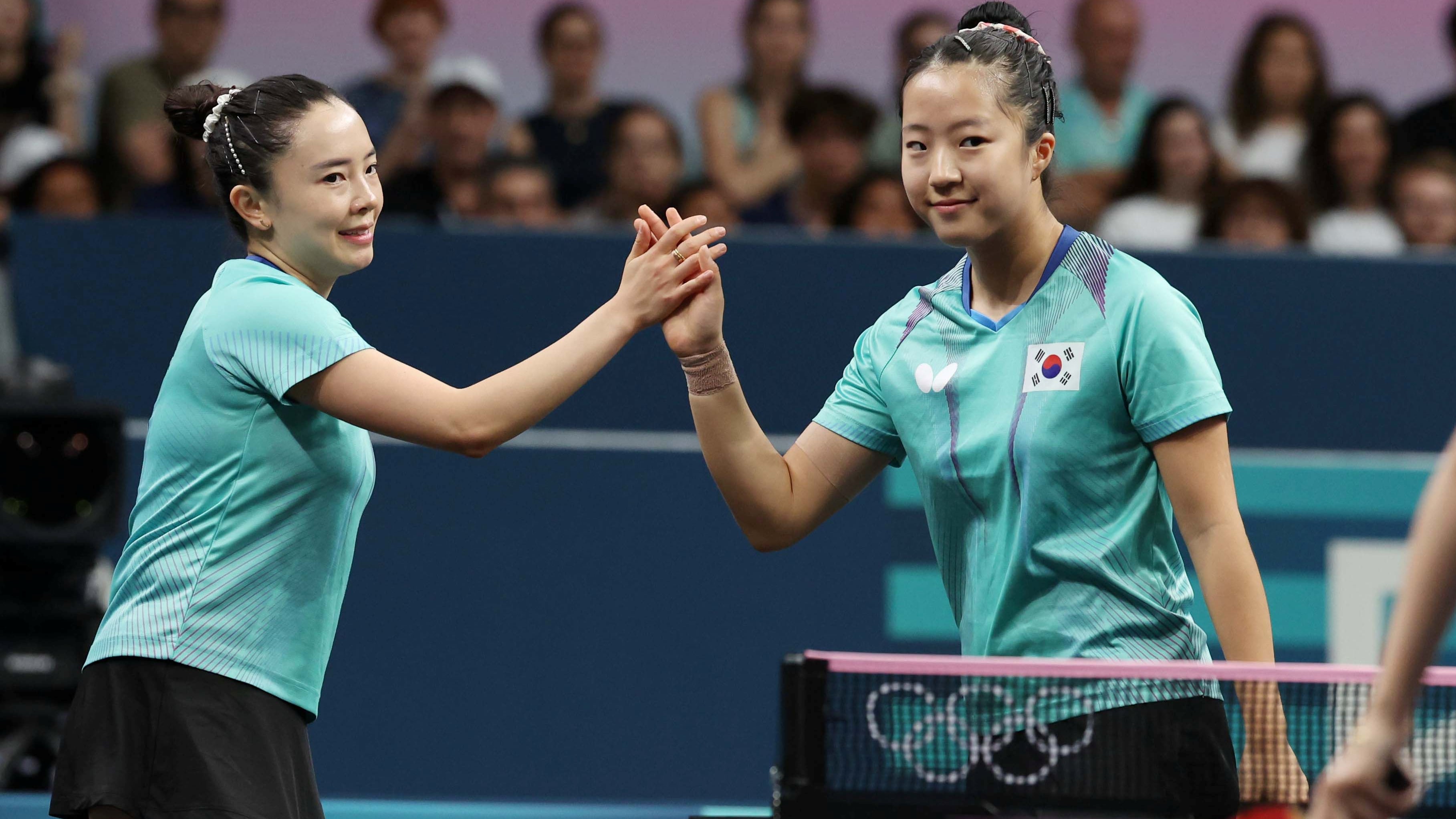 신유빈과 전지희가 6일(현지시각) 프랑스 파리 아레나 쉬드4에서 열린 2024파리올림픽 탁구 여자 단체전 8강 한국과 스웨덴의 경기에서 1라운드를 승리한 뒤 손뼉을 마주치고 있다. /파리=올림픽사진공동취재단