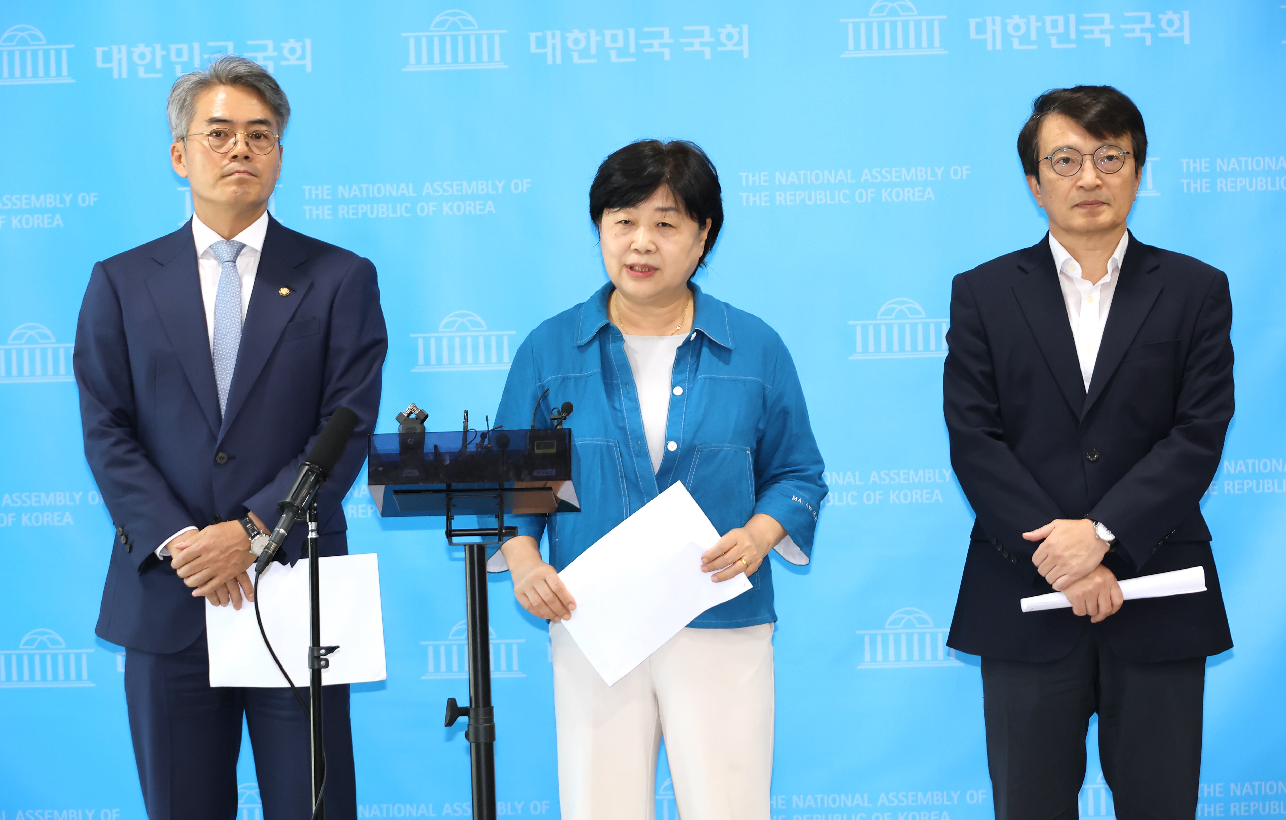 국회 법제사법위원회 서영교 위원장(가운데)과 더불어민주당 간사인 김의겸 의원(오른쪽), 김기표 의원이 16일 국회 소통관에서 김승원 법무부 장관 후보자 인사청문회와 관련,