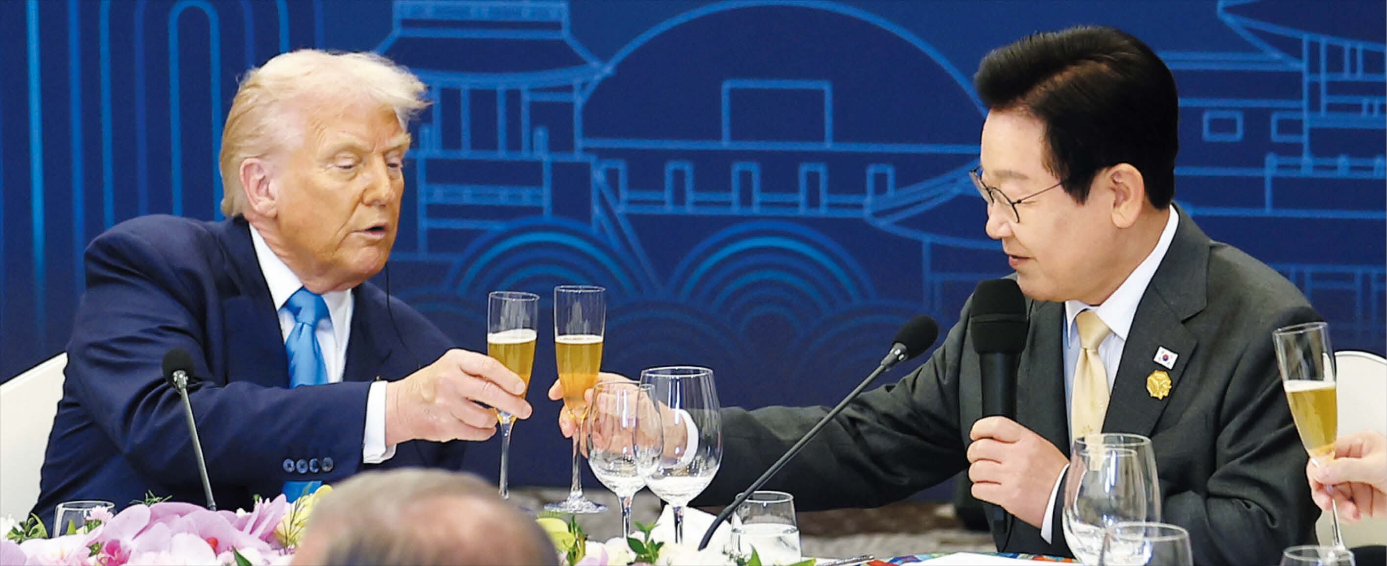 연합뉴스이재명 대통령과 도널드 트럼프 미국 대통령이 29일 오후 경북 경주 힐튼호텔에서 열린 특별 만찬에서 건배하고 있다. 만찬엔 술을 마시지 않는 트럼프 대통령을 위해 콜라도 준비됐다.