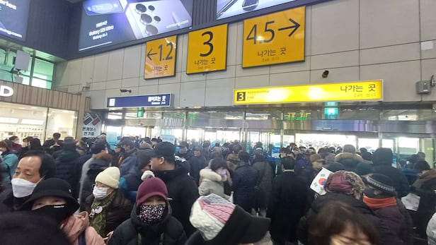 8일 동대구역 내에 몰린 시민들로 인해 출입구가 대부분 막혔다./이승규 기자