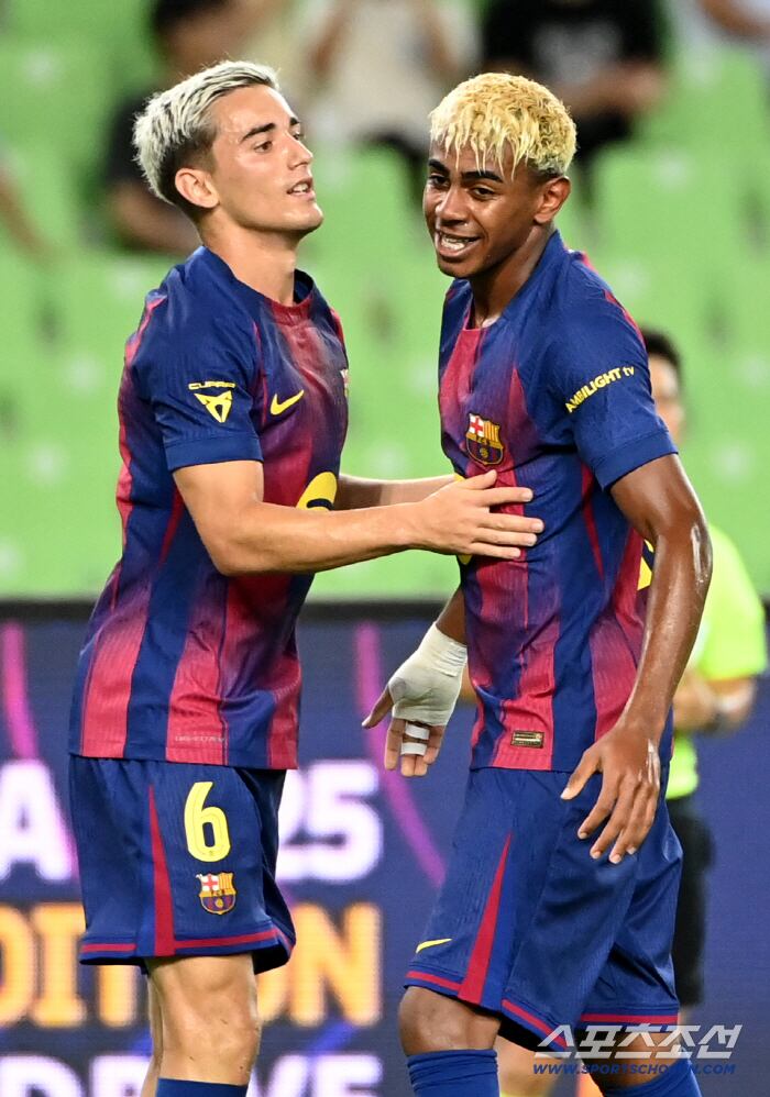 4일 대구스타디움에서 열린 FC바르셀로나와 대구FC의 경기, 가비가 전반 선제골을 터뜨리고 라민 야말과 기쁨을 나누고 있다. 대구=허상욱 기자wook@sportschosun.com/2025.08.04