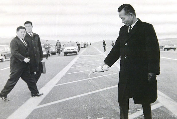1968년 12월 경부고속도로 1단계 구간인 경수고속도로와 경인고속도로 개통식에서 박정희 대통령이 샴페인을 고속도로 바닥에 뿌리고 있다. /국가기록원