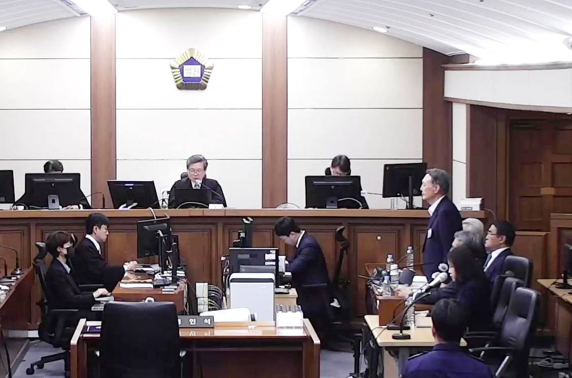 고위공직자범죄수사처 체포방해 등 혐의로 기소된 윤석열 전 대통령이 29일 서울 서초구 서울고등법원에서 열린 항소심 선고 공판에서 일어나 주문을 듣고 있다./서울고법